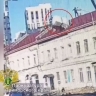 В центре Владивостока на 15-летнюю девочку с крыши упал утеплитель