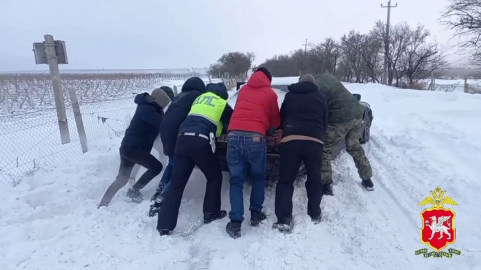 Сотрудники ГАИ под Судаком помогают вытаскивать застрявшие в снегу авто
