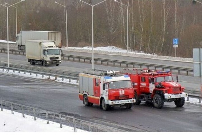 На трассе М-1 под Вязьмой Пежо въехал в отбойник