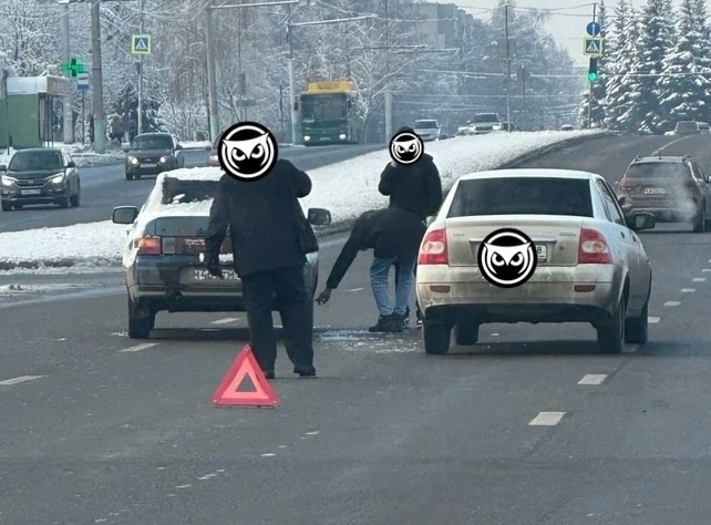 На проспекте Строителей в Пензе затруднено движение из-за ДТП