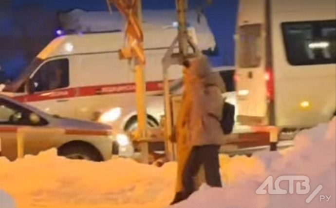 В соцсетях появилось видео с моментом, когда мужчину зацепил поезд в Южно-Сахалинске