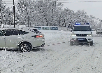 В Благовещенске полицейские помогли водителю застрявшего автомобиля