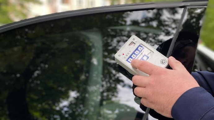 Автоледи получила штраф за отказ снять тонировку