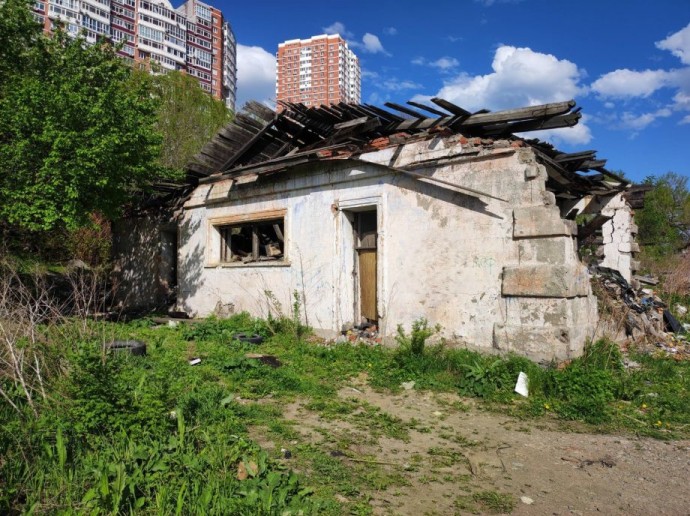 Во Владивостоке продают нежилое здание с земельным участком