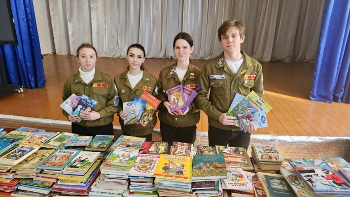 Студотрядовцы передали больше тысячи книг в детские библиотеки Крыма