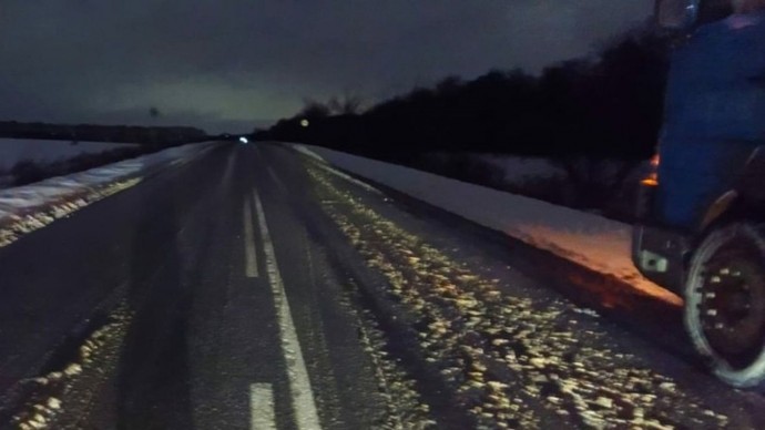 В Тёпло-Огарёвском районе у фуры прицеп вылетел на встречку: пострадала женщина
