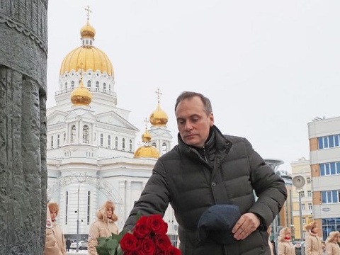 В Мордовии в День Героев Отечества состоялась церемония возложения цветов в память о защитниках страны