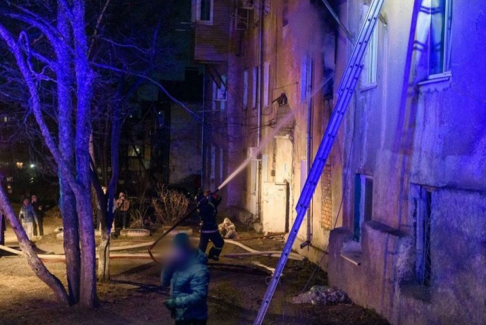 В Приморье 10 человек застряли в горящем многоквартирном доме