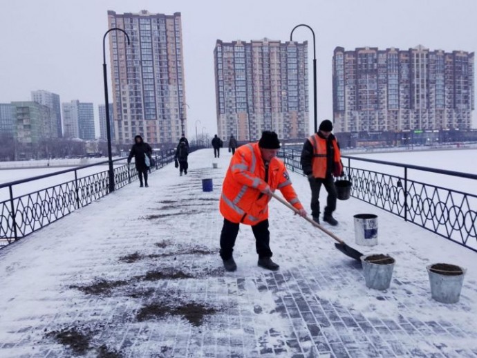 Астрахань откапывается от ночного снега 