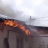 В Курске на улице Дубровинского огонь уничтожил хозпостройку и повредил дом