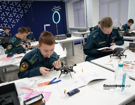 Радий Хабиров посетил класс подготовки юных операторов БПЛА
