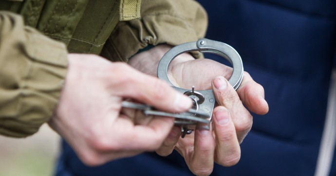 В Железнодорожном 18-летний парень украл у мужчины бензин, технику и испорченное мясо