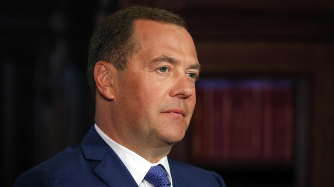 Медведев прокомментировал идеи снабдить Киев атомным оружием