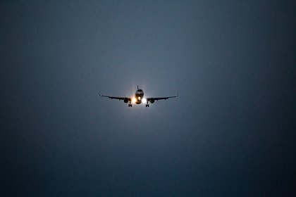 Пилотов самолета с россиянами на борту попытались ослепить лазером в небе