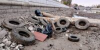 В Астрахани на путепроводе отмывают шумовые экраны