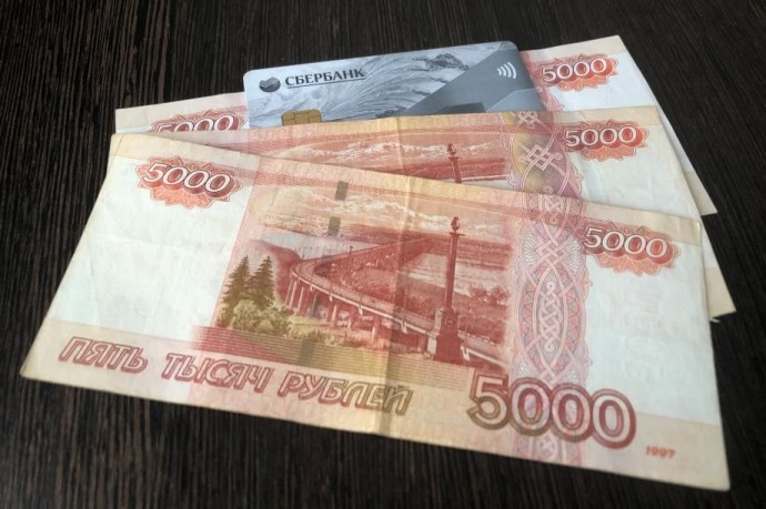 Пенсионерам одобрили новогоднюю выплату: на карту каждому зачислят по 15 000 рублей
