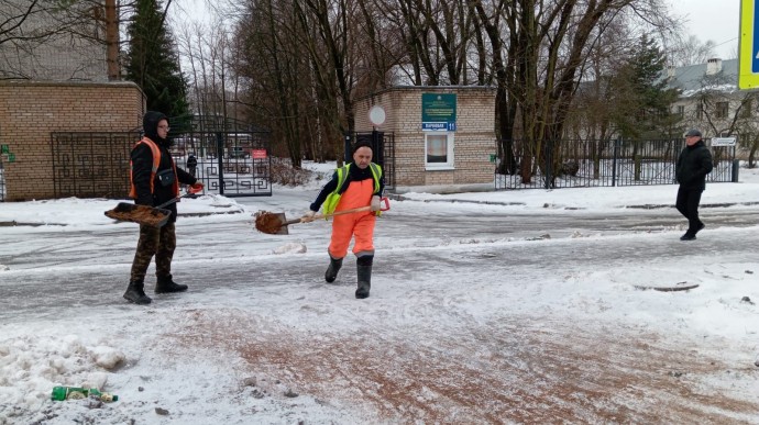 Новгородское «Городское хозяйство» сообщило о стекловидной гололёдной плёнке