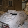 В Корсакове с крыши дома сошел снег и повредил автомобиль