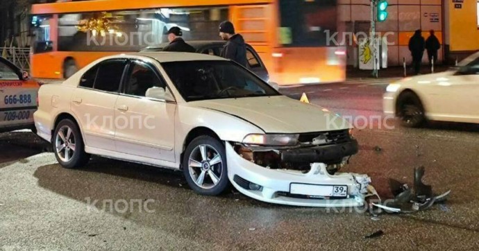 От удара отлетел бампер: в Калининграде на Горького произошло ДТП