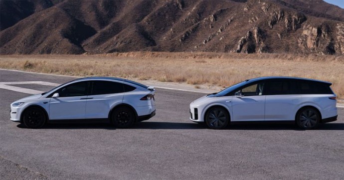 На фото в профиль новейший электромобиль Li i8 сравнивается с Tesla Model X