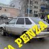 На Суворова в Пензе легковушка въехала в отбойник