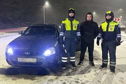 Инспекторы ДПС помогли замерзшему водителю разблокировать машину