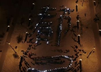 Благовещенцы выстроились на площади в китайские иероглифы