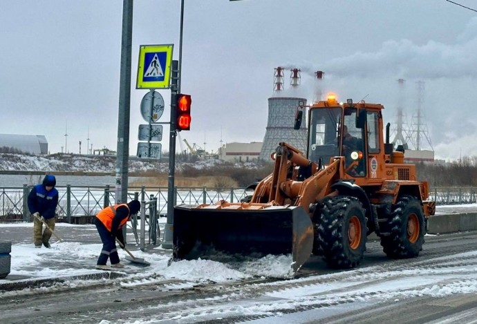 1000 дворников и 770 спецмашин убирают от снега дороги Петербурга