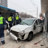 В Уфе легковушка влетела в автобус и сбила ребенка на остановке