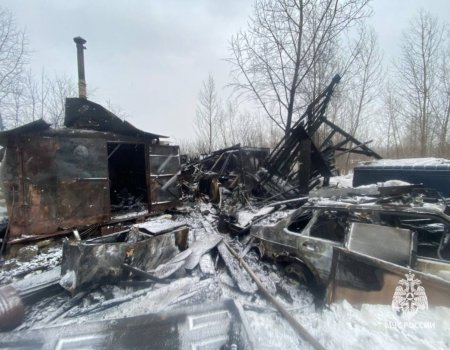 В Башкирии сгорели вагончик, дом с пристроем и две машины