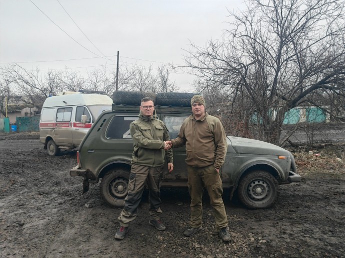 Новгородский депутат Максим Бомбин передал бойцам СВО автомобиль