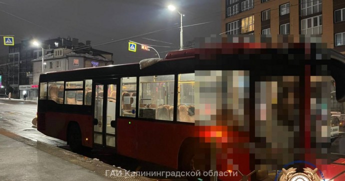 Пенсионерка упала в салоне автобуса, который резко затормозил около остановки на Горького