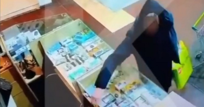В Калининграде мужчина ловким движением украл наушники с прилавка (видео)