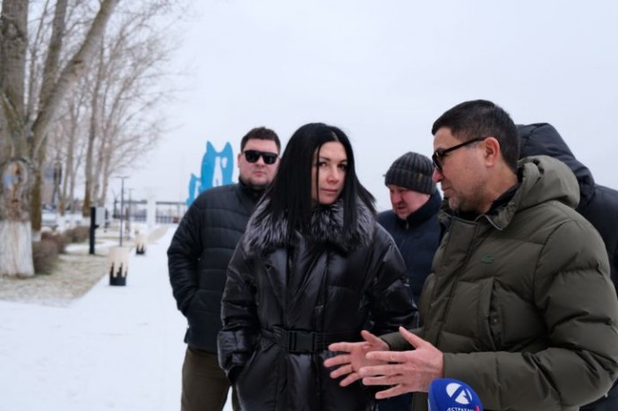 На Комсомольской набережной в Астрахани устраняют последствия набегов вандалов
