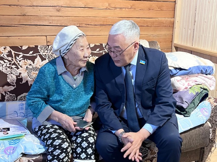 Труженице тыла Евдокии Ушницкой вручили медаль 80-летия Великой Победы
