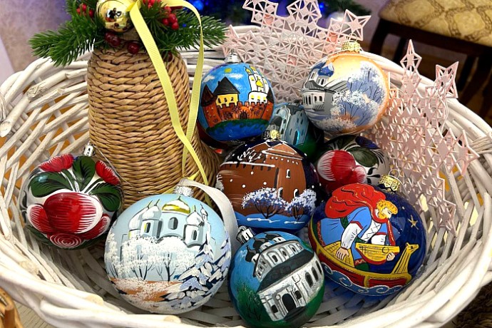 Новгородские ёлочные игрушки прибыли в Новогоднюю столицу России