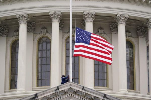Инаугурация Трампа может пройти с приспущенными национальными флагами