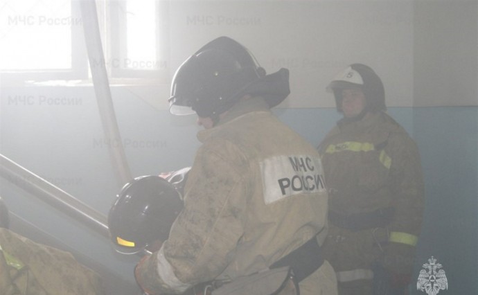 Детская коляска загорелась в подъезде пятиэтажки в Поронайске