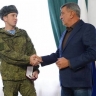 Сергей Меняйло вручил медаль «Во Славу Осетии» военнослужащему Александру Беллеру
