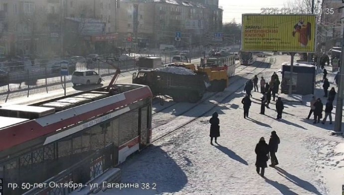 В Улан-Удэ из-за КамАЗа на рельсах парализовало трамваи