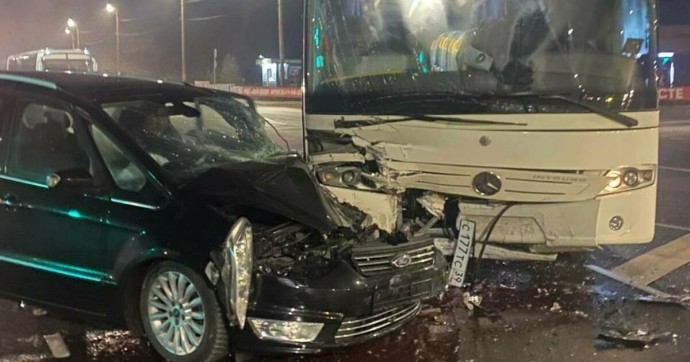 На Дзержинского в Калининграде легковушка протаранила пассажирский автобус