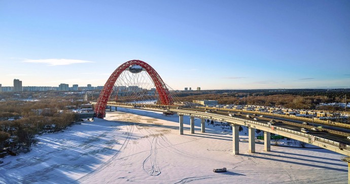 На Живописном мосту начали монтаж архитектурно-художественной подсветки