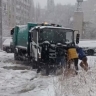 В коммунальных колдобинах во дворе застрял мусоровоз