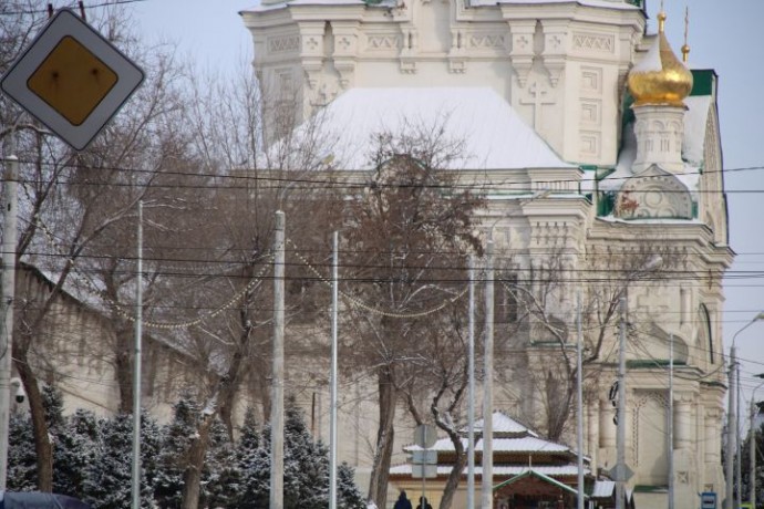 Множество новых столбов появилось в центре Астрахани. Для чего это делают