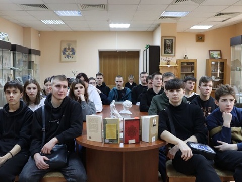 В День памяти Александра Пушкина партийцы вручили комплект книг коллективу Национальной пушкинской библиотеки