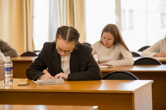 Выпускники школ в Иркутской области написали итоговое сочинение
