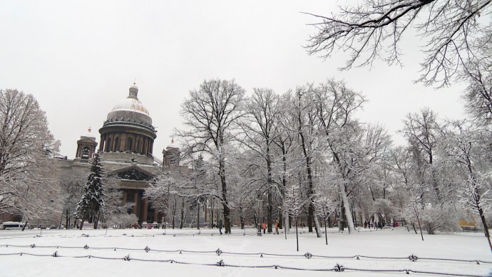 15 февраля в Северной столице будет пасмурно, снежно и скользко