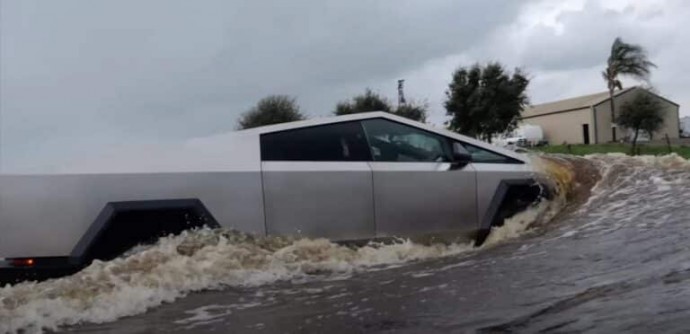 Блогеры впервые испытали Tesla Cybertruck в форсировании водных преград Блогеры впервые испытали Tesla Cybertruck в форсировании водных преград