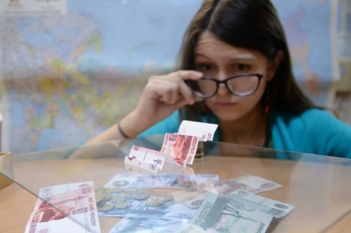 Большинство граждан России считают свои доходы средними и не надеются на улучшение Большинство граждан России считают свои доходы средними и не надеются на улучшение