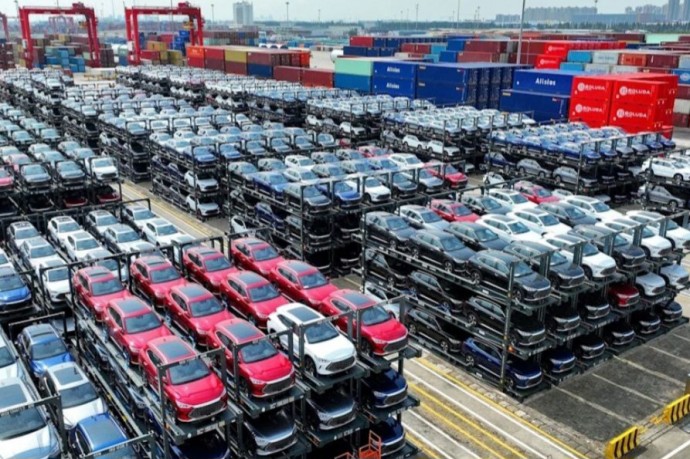 Новый король продаж электромобилей: Китайский BYD свергает Tesla Новый король продаж электромобилей: Китайский BYD свергает Tesla